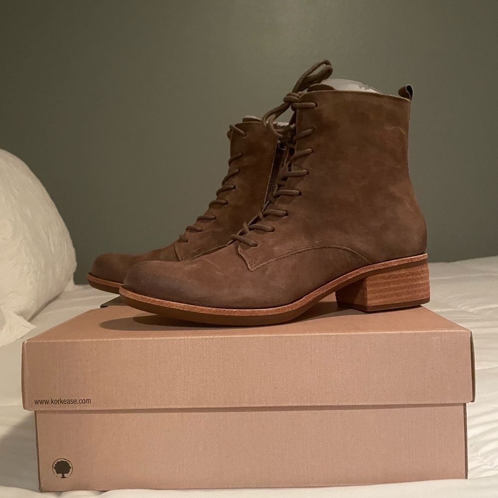 NIB Kork-Ease Calista Taupe Distressed boots